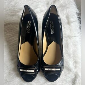 Michael Kors Black Open Toe Pumps Metal Tags on
Toes Patent Leather. Sz-7 GUC